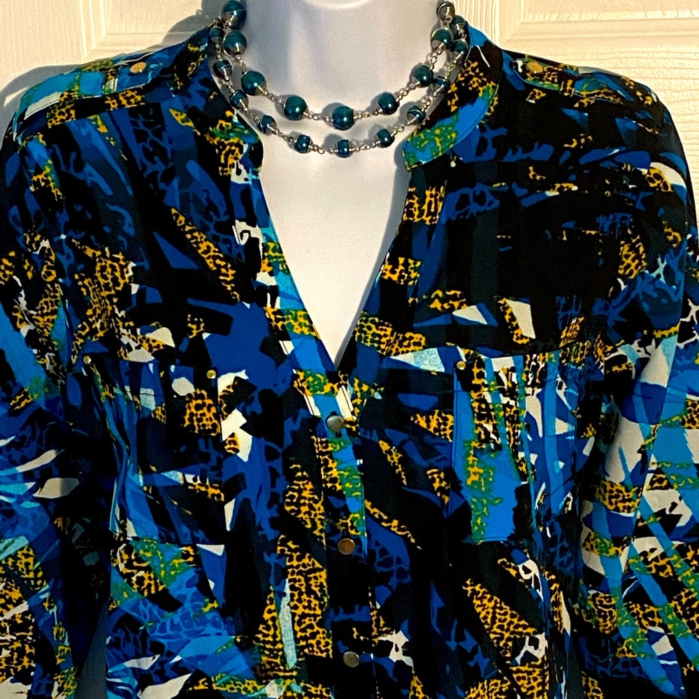 Thalia Sodi tie bottom blouse with gold studded buttons. M 💙⭐️💙